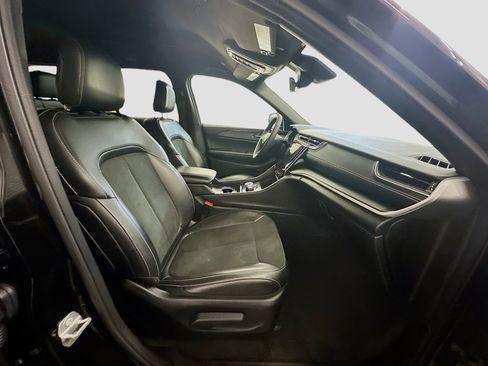 Used 2025 Jeep Grand Cherokee Altitude image 32