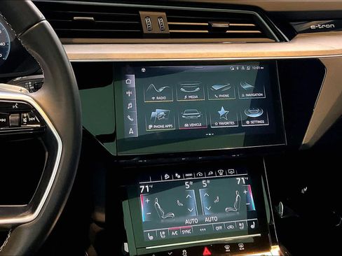 Used 2024 Audi Q8 e-tron Prestige w/ Prestige Package image 7