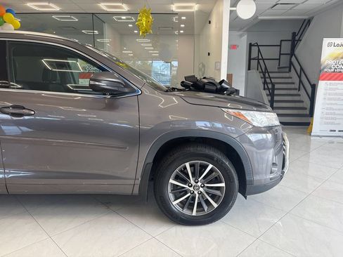 Used 2017 Toyota Highlander XLE AWD/4WD image 9