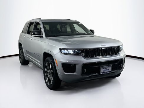 Used 2022 Jeep Grand Cherokee Overland w/ Luxury Tech Group IV AWD/4WD image 3