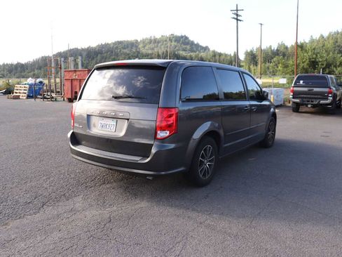 Used 2017 Dodge Grand Caravan SE FWD image 5