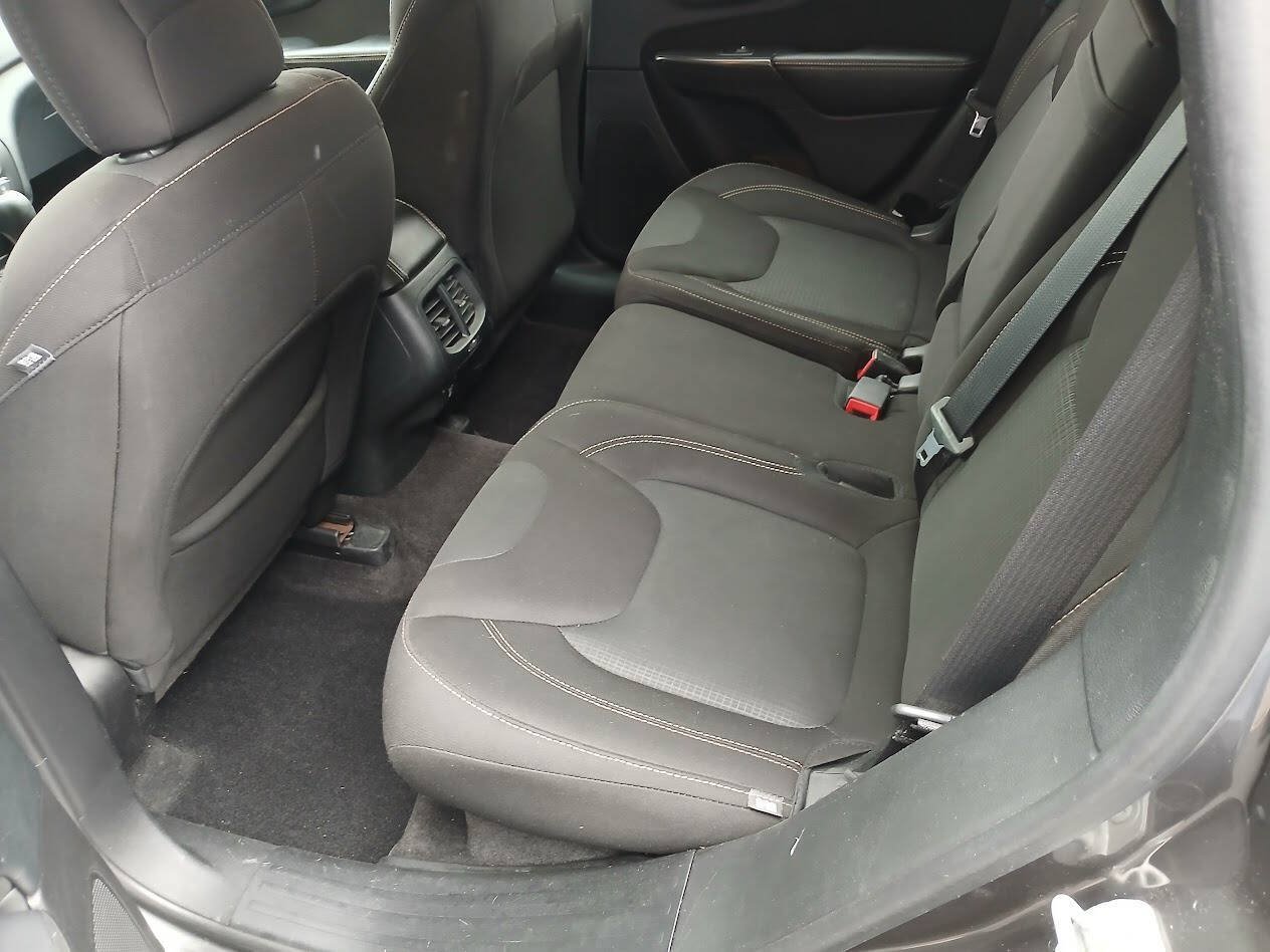 Used 2016 Jeep Cherokee Latitude w/ Cold Weather Group AWD/4WD image 11