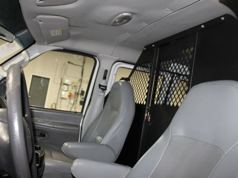 Used 2006 Ford E-350 and Econoline 350 Super Duty RWD image 18