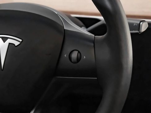 Used 2023 Tesla Model 3 Standard Range image 16