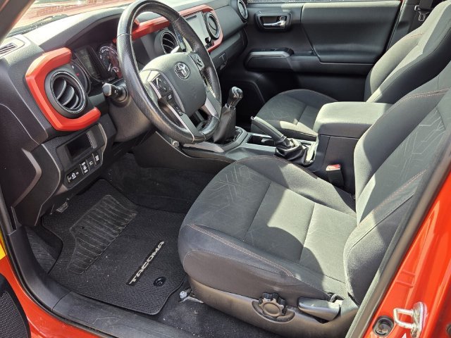 Used 2018 Toyota Tacoma TRD Off-Road AWD/4WD image 9