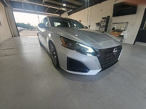Used 2024 Nissan Altima 2.5 SV FWD image 3