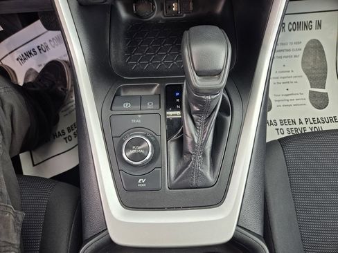 Used 2019 Toyota RAV4 LE w/ Carpet Mat Package AWD/4WD image 28