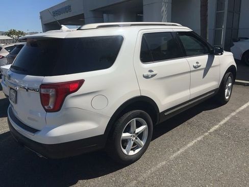 Used 2018 Ford Explorer XLT w/ Equipment Group 202A image 5