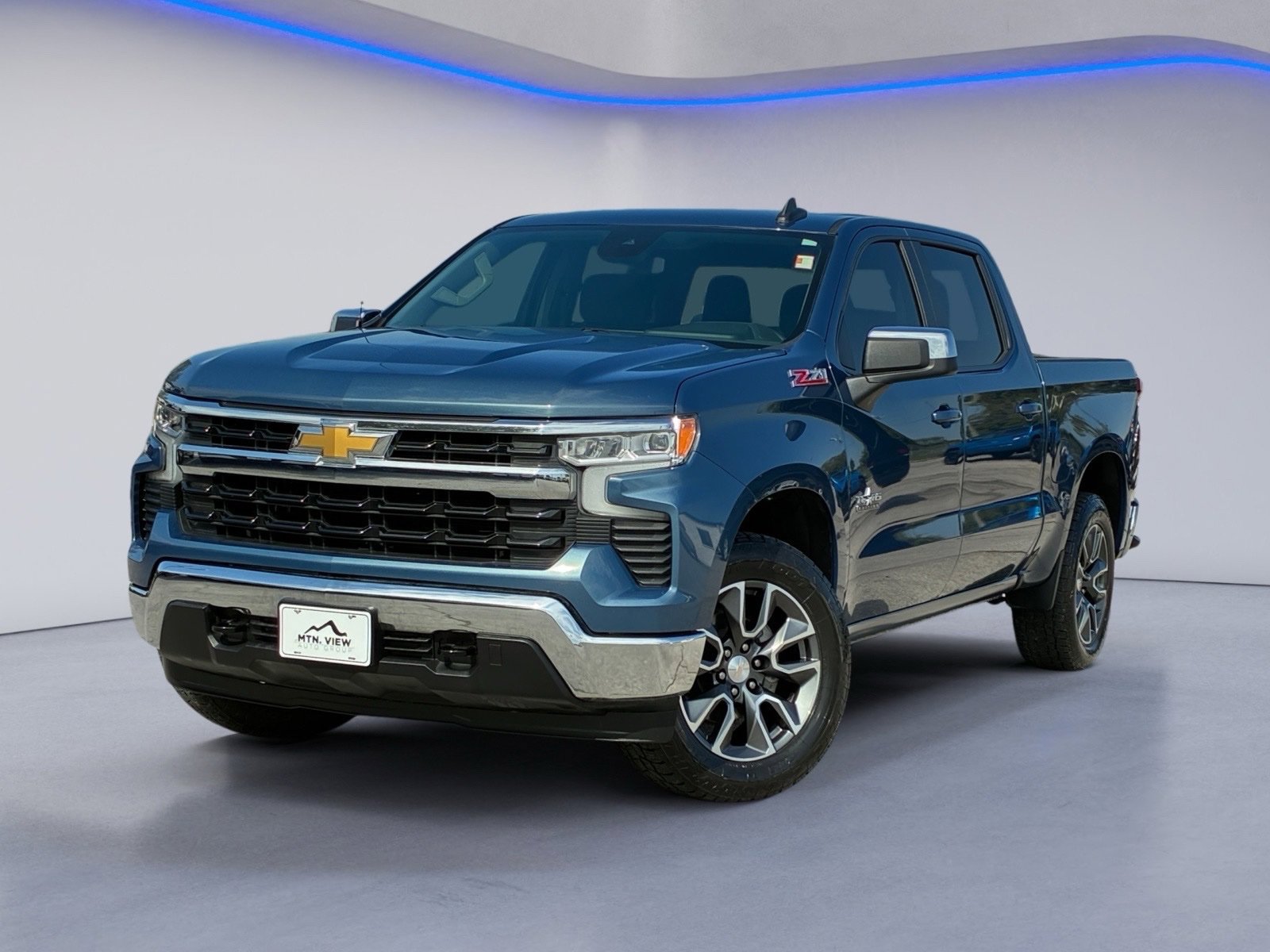 Used 2024 Chevrolet Silverado 1500 LT w/ Z71 Off-Road Package AWD/4WD image 2