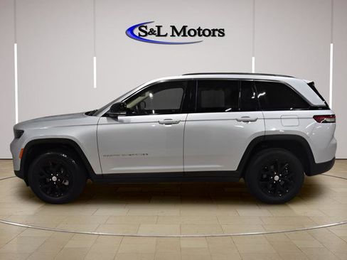 Used 2022 Jeep Grand Cherokee Limited w/ Luxury Tech Group II AWD/4WD image 4