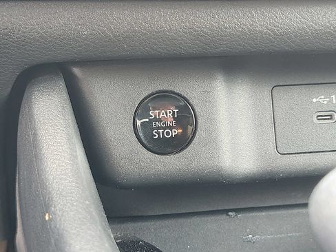 Used 2024 Nissan Rogue S FWD image 17