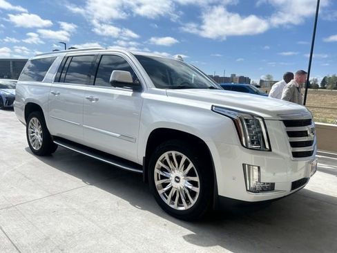 Used 2019 Cadillac Escalade ESV Luxury AWD/4WD image 2