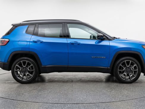 Used 2025 Jeep Compass Trailhawk AWD/4WD image 11
