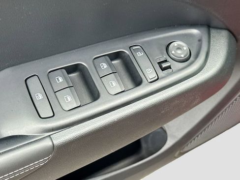 Used 2025 Hyundai Venue Limited image 19