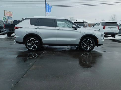 Used 2024 Mitsubishi Outlander SE image 6