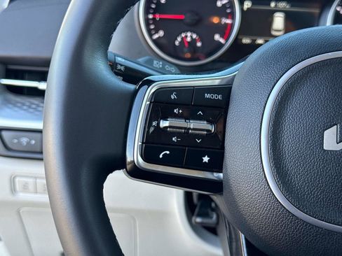 Used 2024 Kia Carnival LX image 30