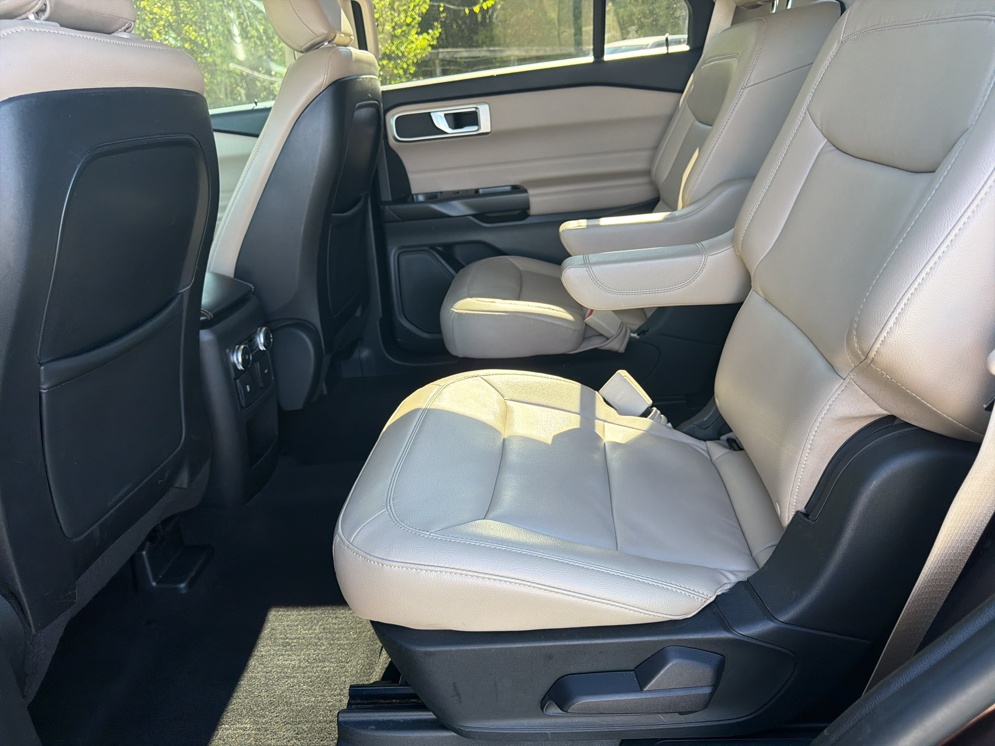 Used 2020 Ford Explorer XLT w/ Equipment Group 202A RWD image 28