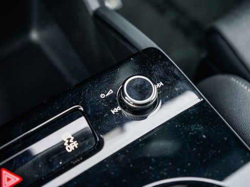 Used 2025 Audi Q6 e-tron Premium Plus image 23