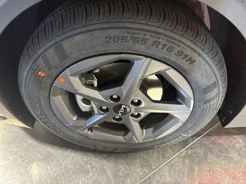 New 2025 Kia K4 LXS image 10