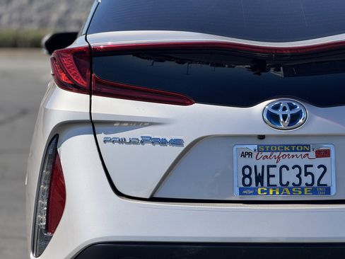 Used 2021 Toyota Prius Prime XLE image 6