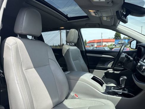 Used 2017 Toyota Highlander XLE AWD/4WD image 16