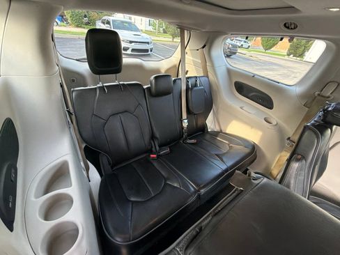 Used 2018 Chrysler Pacifica Limited FWD image 25