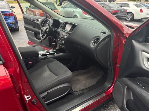 Used 2017 Nissan Pathfinder SV image 10