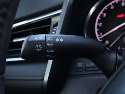 Used 2018 Toyota Camry XLE image 18