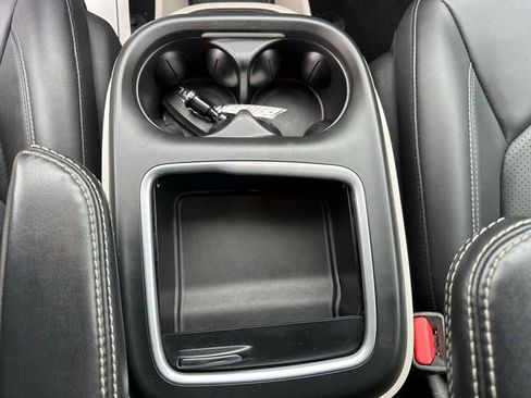 Used 2024 Chrysler Pacifica Touring-L image 21