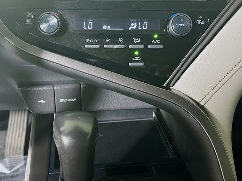 Used 2022 Toyota Camry SE w/ Convenience Package FWD image 23