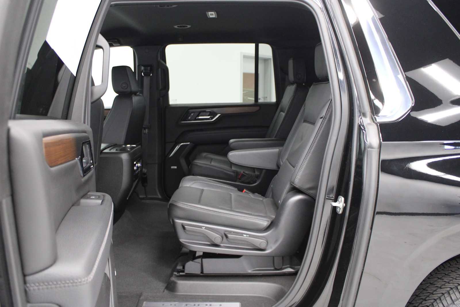 Used 2025 GMC Yukon XL Denali AWD/4WD image 42