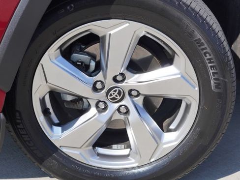 Used 2021 Toyota RAV4 XLE Premium AWD/4WD image 15