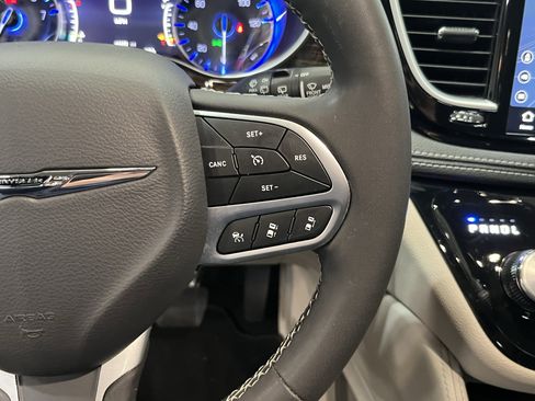 Used 2023 Chrysler Pacifica Limited FWD image 23