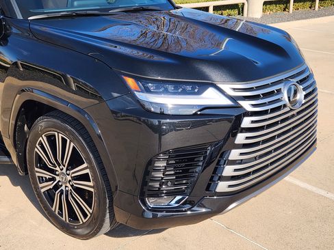 Used 2025 Lexus LX 600 4WD w/ Luxury Package image 7