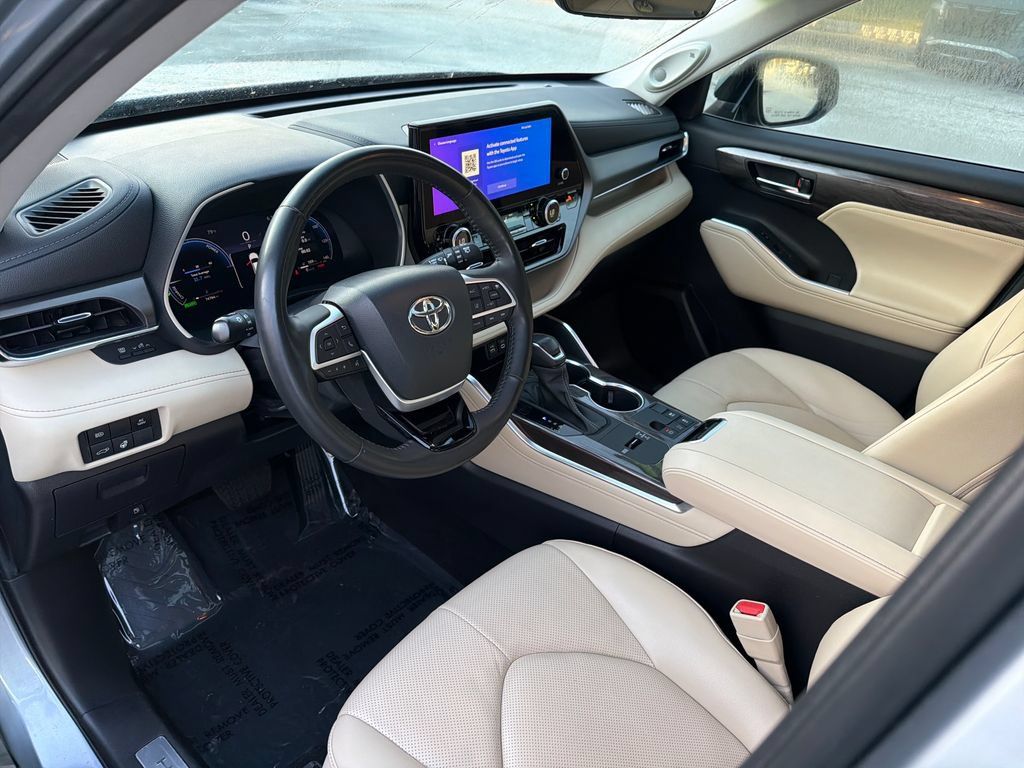 Used 2023 Toyota Highlander Limited FWD image 14