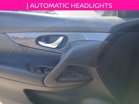 Used 2018 Nissan Rogue SV image 11