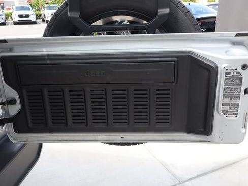 Used 2024 Jeep Wrangler Unlimited Sahara AWD/4WD image 17