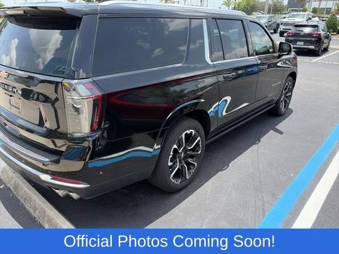 Used 2025 Chevrolet Suburban High Country AWD/4WD image 2