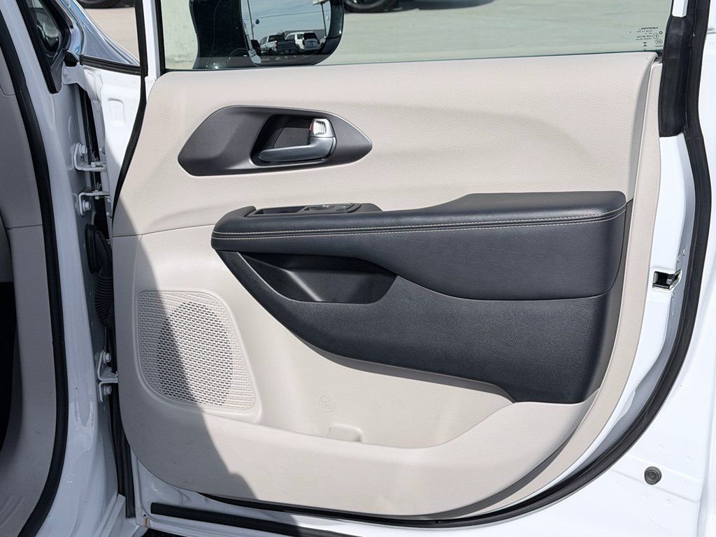 Used 2024 Chrysler Pacifica Touring-L FWD image 28