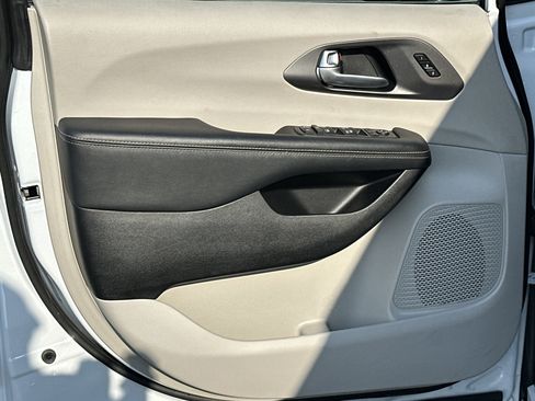 Used 2024 Chrysler Pacifica Touring-L image 11