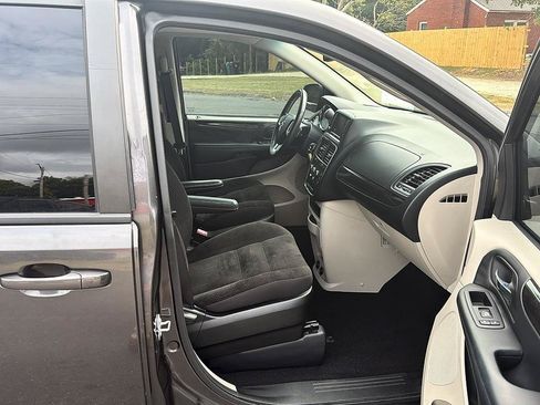 Used 2018 Dodge Grand Caravan SE w/ UConnect Hands-Free Group FWD image 33