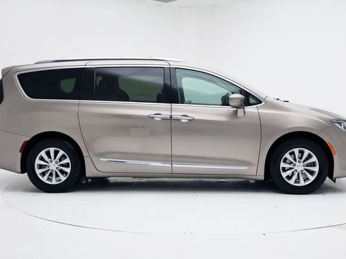 Used 2018 Chrysler Pacifica Touring-L image 3