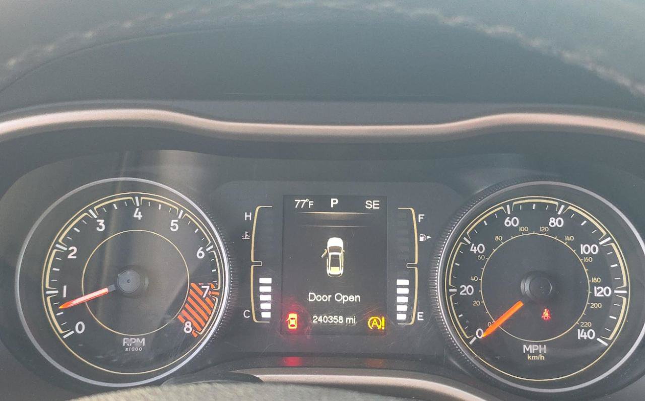 Used 2015 Jeep Cherokee Latitude AWD/4WD image 15