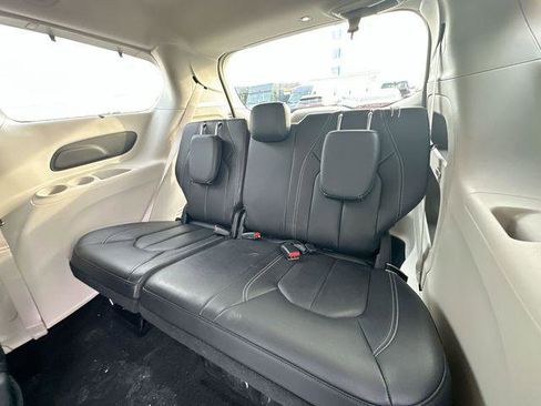 Certified 2022 Chrysler Pacifica Touring-L image 23