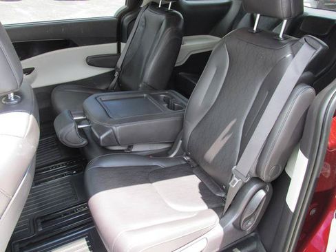 Used 2024 Kia Carnival EX FWD image 10