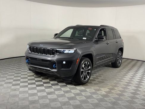Used 2022 Jeep Grand Cherokee Overland w/ Advanced Protech Group III AWD/4WD image 3