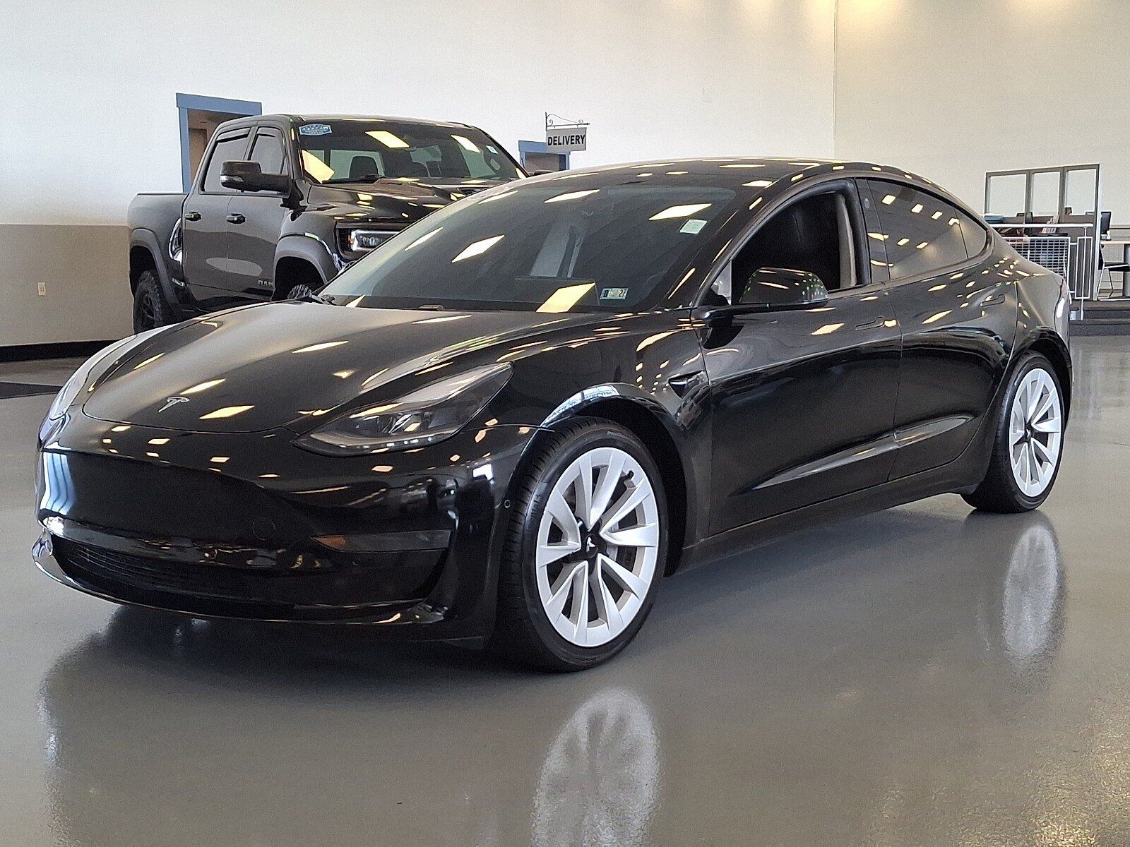 Used 2021 Tesla Model 3 Standard Range Plus RWD image 3