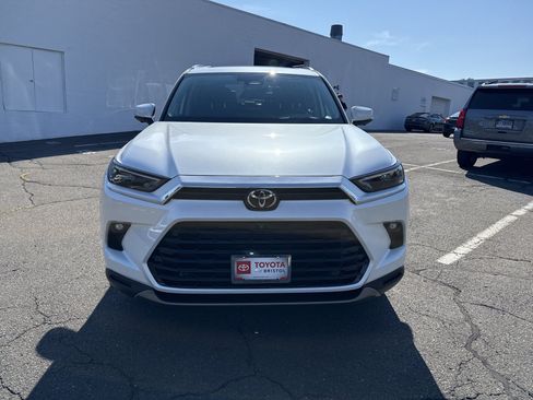 Used 2024 Toyota Grand Highlander AWD image 2