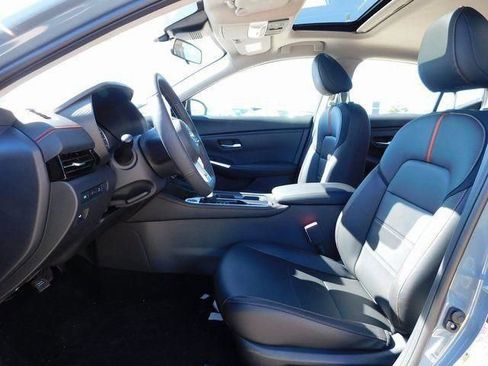 Used 2025 Nissan Sentra SR w/ SR Premium Package image 18