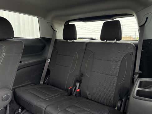 Used 2023 GMC Acadia SLE image 19